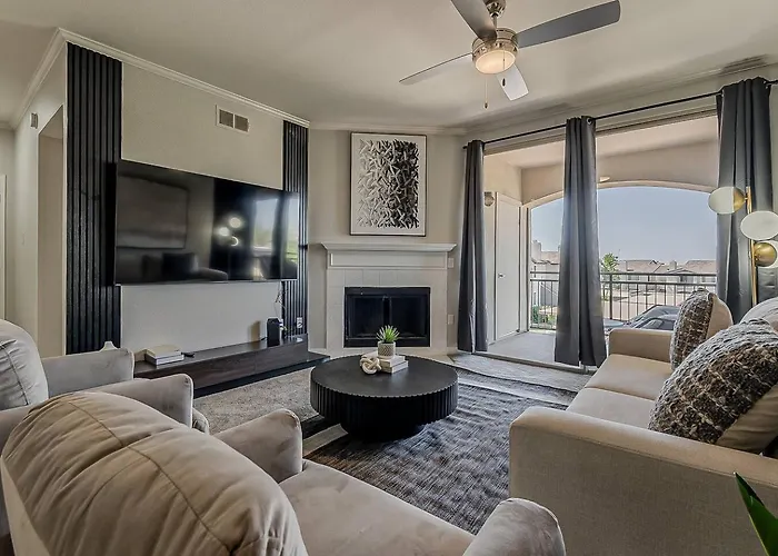Stylish 2br/2ba • Pool • Gym • Free Parking Scottsdale