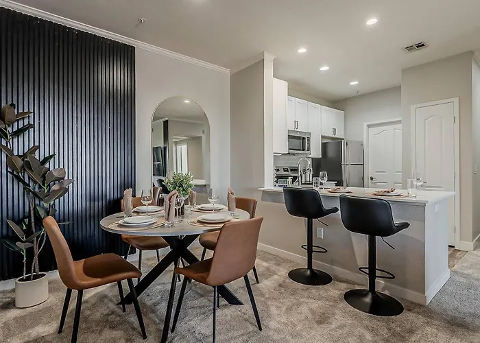 Apartment Stylish 2br/2ba • Pool • Gym • Free Parking *