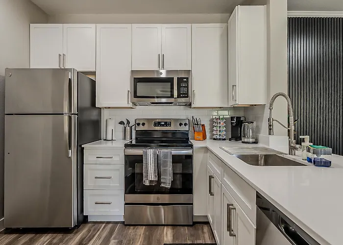 Apartment Stylish 2br/2ba • Pool • Gym • Free Parking *