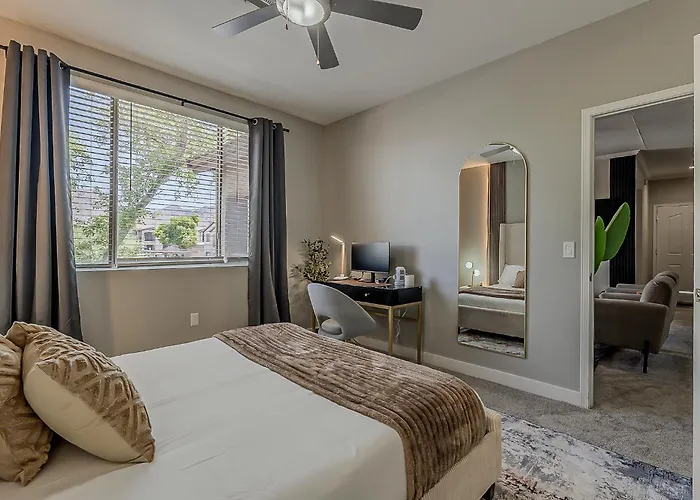 Stylish 2br/2ba • Pool • Gym • Free Parking Apartment Scottsdale