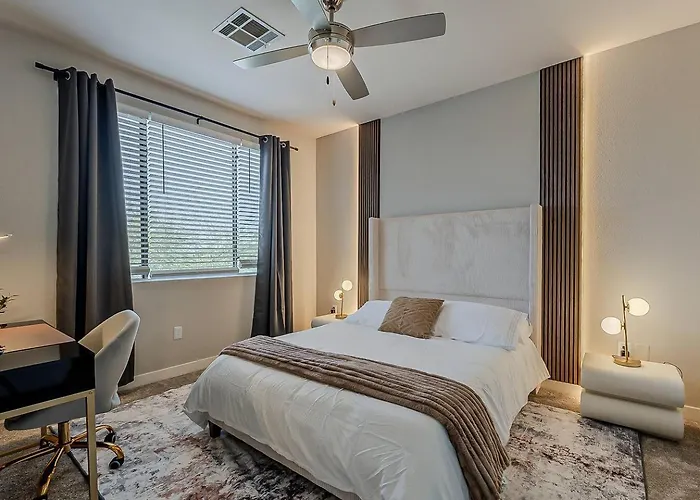Apartment Stylish 2br/2ba • Pool • Gym • Free Parking Scottsdale