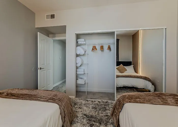 Apartment Stylish 2br/2ba • Pool • Gym • Free Parking Scottsdale
