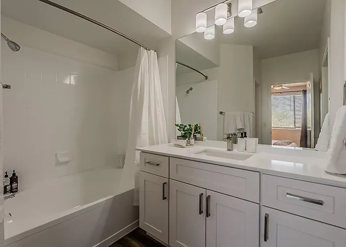 Apartment Stylish 2br/2ba • Pool • Gym • Free Parking *