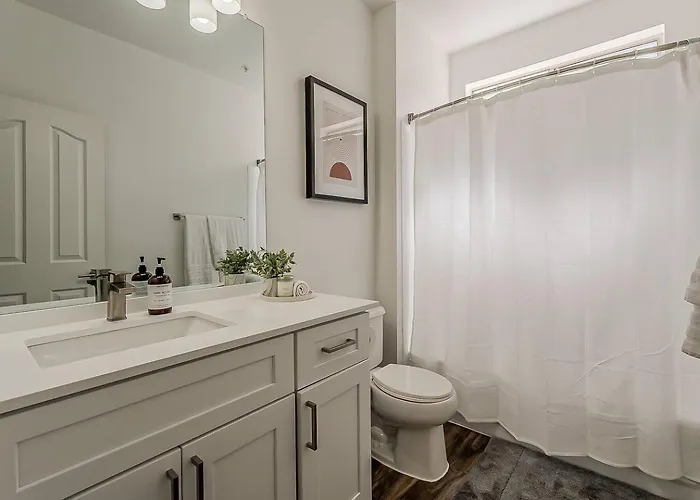 Stylish 2br/2ba • Pool • Gym • Free Parking Apartment *