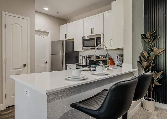Stylish 2br/2ba • Pool • Gym • Free Parking Scottsdale