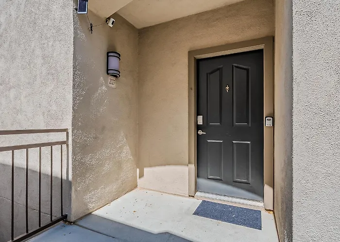 Stylish 2br/2ba • Pool • Gym • Free Parking * Scottsdale