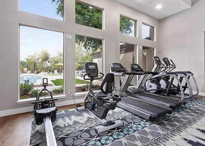 Stylish 2br/2ba • Pool • Gym • Free Parking * Scottsdale